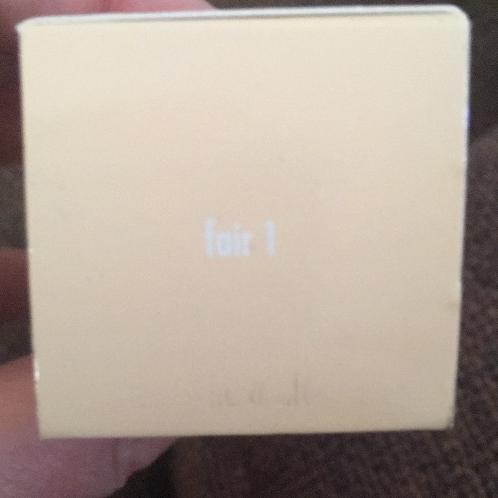 COPY - Stila - Hide and Chic foundation in Fair 1